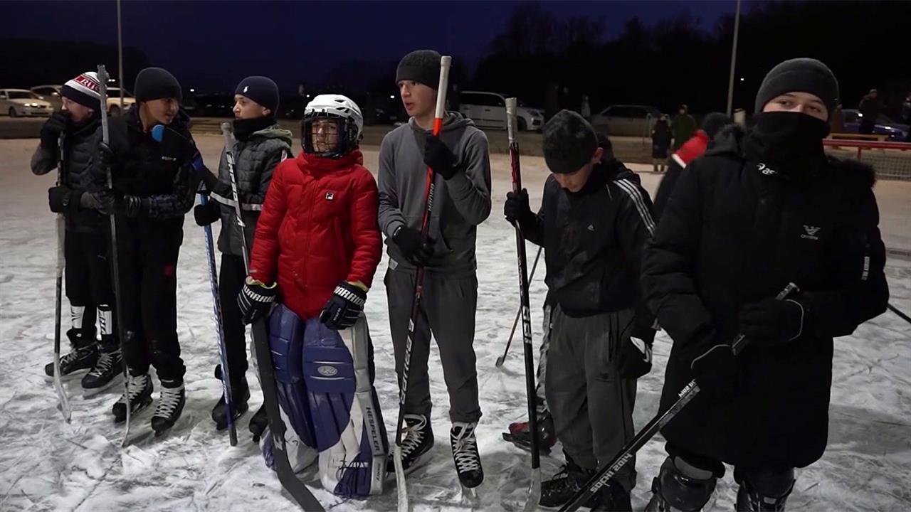Любовь к хоккею объединяет все больше людей разных профессий и возрастов в нашей стране