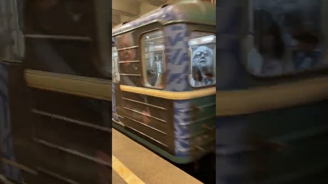 Тематический поезд «Великий русский артист Олег Табаков». Курсирует на Калужско-Рижской линии с 2019 смотреть онлайн