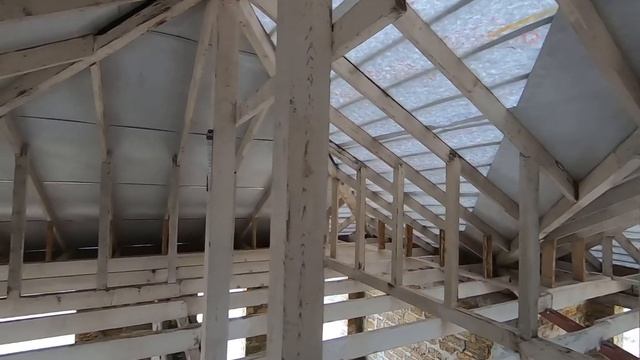 Обзор несущих конструкций стен и кровли жилого двухэтажного дома из ракушки