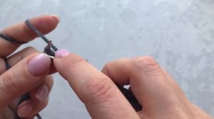 Мастер-класс классическая мужская шапка спицами с отворотом, резинкой 2на2 и красивой макушкой.