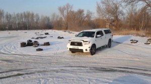 Тойота Тундра (Toyota Tundra) валит боком на полигоне. Дрифт.