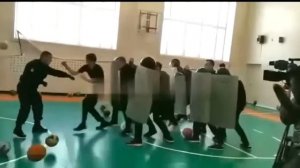 ШКОЛЬНИКИ ПРОТИВ ОМОН В ШКОЛЕ