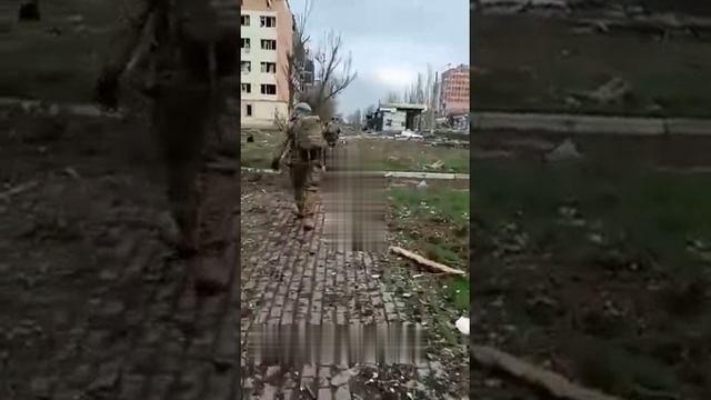 Боевики ВСУ уходят по руинам
Рядом гремят стрельба и взрывы.