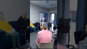 Занятия с пожилыми людьми в доме престарелых Оазис Спокойствия