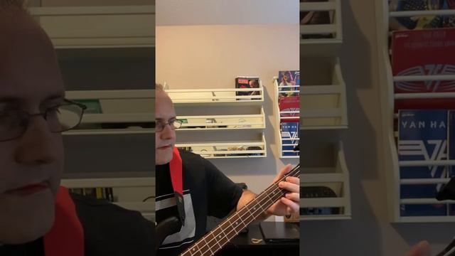 Simple Blues lick on an Ibanez Mikro bass GSRM20B смотреть онлайн