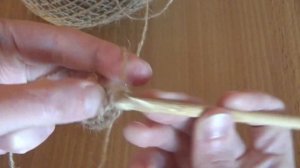 Вяжем рыхлую мочалку для мытья посуды из джута