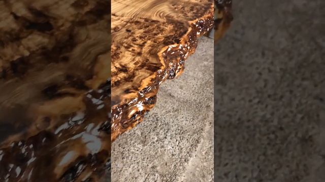 Стол из слэбов капового карагача с эпоксидной смолой жемчужного цвета.