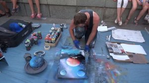 Ялта 2017. На набережной  рисуют картины краской из балончиков.