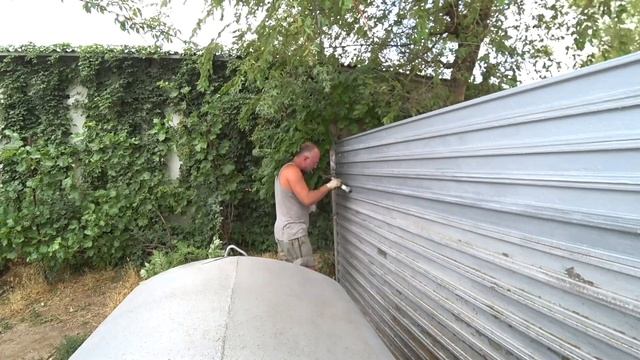 Сюжет из жизни в деревне о том, как я покрасил серебрянкой металлический забор между соседями
