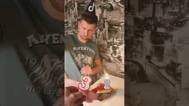 Риэлтор празднует день рождения=) “stay hungry, stay foolish”, чего и вам желаю.mp4 смотреть онлайн