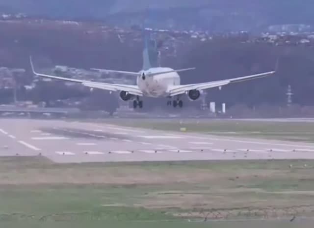 Штормовой ветер сносит самолёты в Сочи