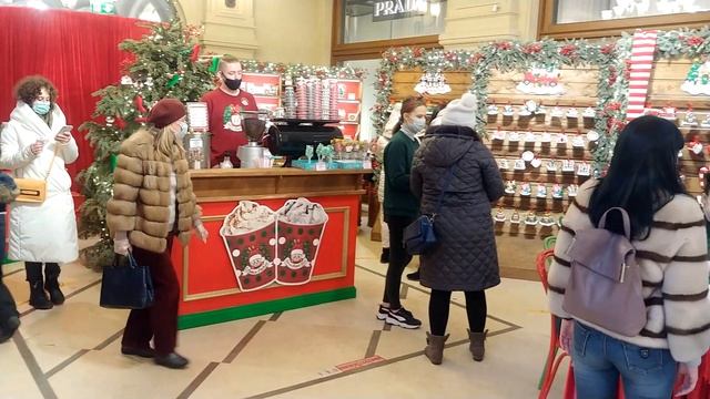 Продажа новогодних игрушек и украшений в ГУМе