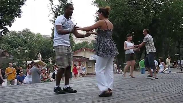 Сальсатека от CasaDeRitmo в парке Шевченко смотреть онлайн