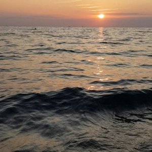 Море, море... Чёрное море... пенный шелест волн прибрежных...