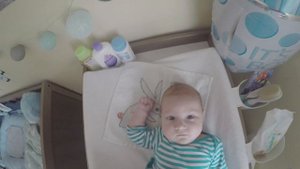 Super dad changes pampers to his baby, first person video HD / Батя в деле / смена Pampers малышу.