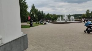 Героической бабушке, которая не отдала флаг, поставили памятник. Кострома. Парк Победы.