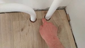 КАК ОБОЙТИ 2 ТРУБЫ ПРИ УКЛАДКЕ ЛАМИНАТА ? #укладкаламината #ремонтквартир #отделка