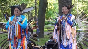 Восторг! Индейцы из Эквадора в Петербурге играют на флейтах и танцуют!