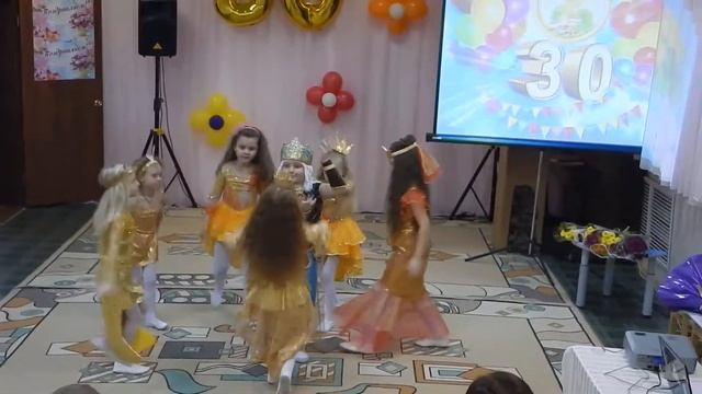 Танец "Мы рыбки золотые" на юбилей 30 лет в детском садике смотреть онлайн