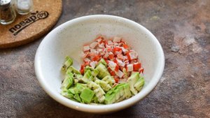 Брускетты с крабовыми палочками и авокадо