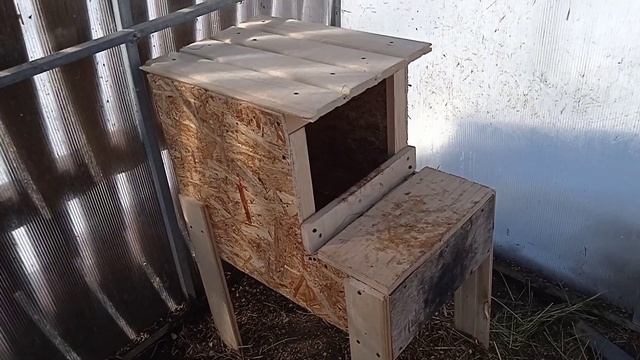 Гнездо с яйцесборником выгодно и практично в хозяйстве , соберет и сохранит ваши яйца .