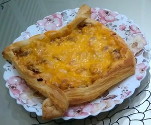 Простейший пирог из слоённого теста с шампиньонами