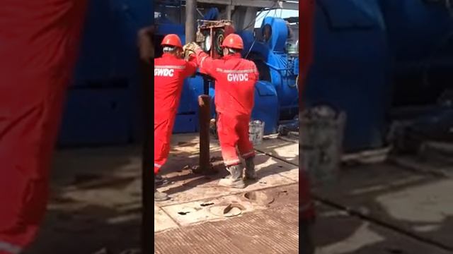 Наращивание бурильной трубы...