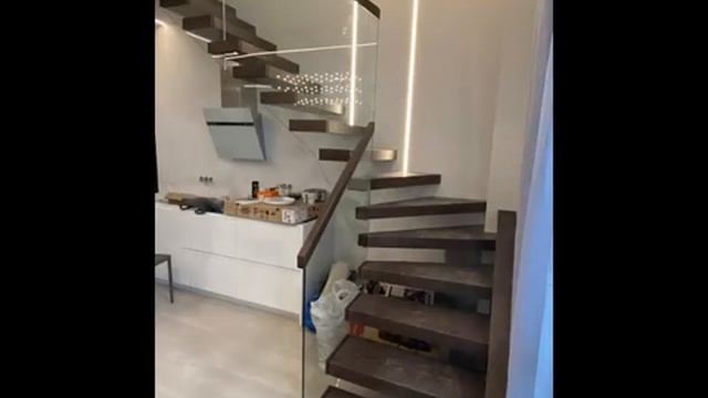 Консольная лестница и перила из стекла