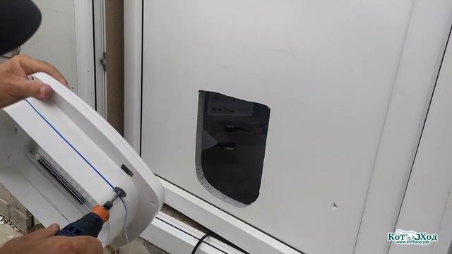 Установка дверцы для кошек и собак Ferplast Swing 9 в пластиковую дверь смотреть онлайн