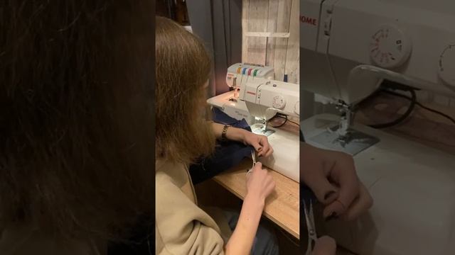 Пошив женской традиционной рубахи. Занятие 4. Стачивание поликов и основ. деталей кроя. смотреть онлайн