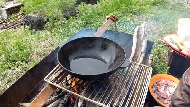 ЖАРЕНЫЙ САЗАН В ПИВЕ В КАЗАНЕ НА КОСТРЕ. Кухня Аборигена.