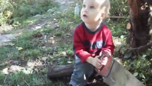 Илюша на даче пилит дрова. смотреть онлайн