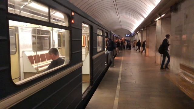 81-717/714.5М На станции Петровско-Разумовская смотреть онлайн