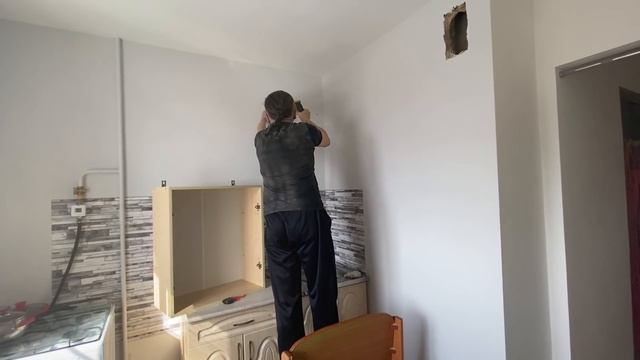 #1248 Ремонт Покрасила стены в кухне Саша повесил шкафчики и карниз смотреть онлайн