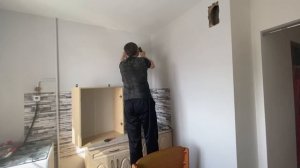 #1248 Ремонт Покрасила стены в кухне Саша повесил шкафчики и карниз