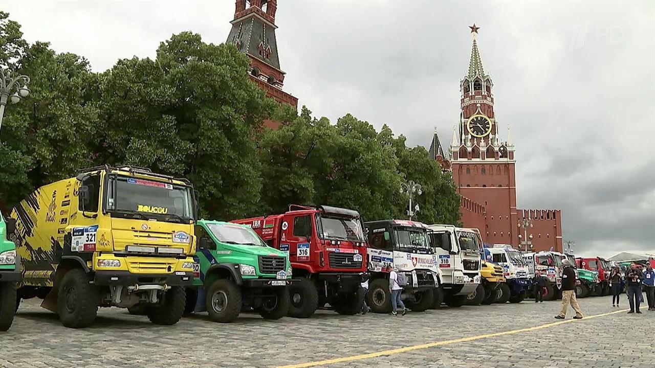 В Москве прямо от стен Кремля стартовало международное ралли "Шелковый путь"