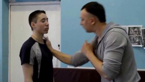Удар ладонью сверху вниз