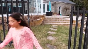 Хайди и Зидан учат огромную обезьяну правилам хорошего поведения | Веселые истории для детей