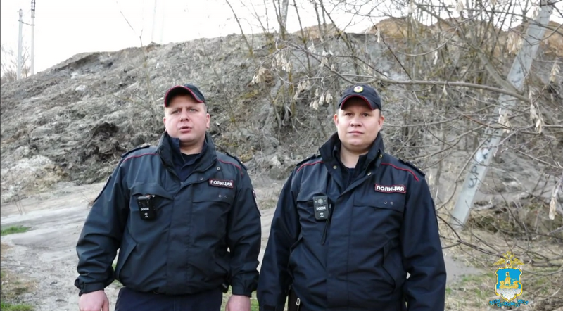 В Костроме полицейские и очевидцы спасли двоих подростков, увязших почти по пояс в грязевой трясине