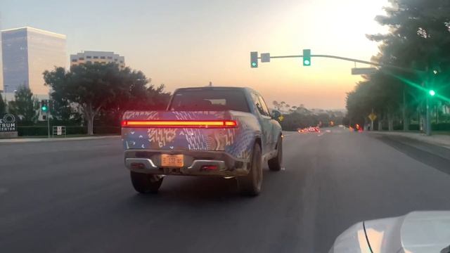 Rivian R1S Rivian R1T | 700 л.с. Электрический кроссовер с четырьмя моторами. смотреть онлайн