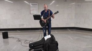 Александр Розенбаум - Обо мне не надо плакать - под гитару исполняет певец в метро Москвы #Moscow
