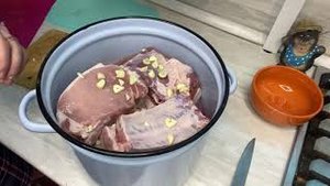 Маринуем свиную грудинку и коптим горячим копчением