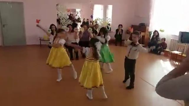 Нежный танец деток и мамочек смотреть онлайн