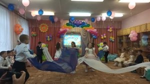 Танец с полотнами на выпускном балу в подготовительной к школе группе