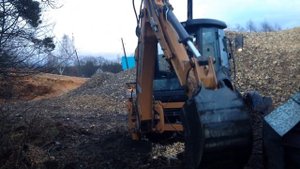 Копает CASE 570T
