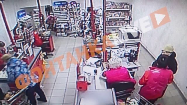 Видеозапись из магазина "Магнит" в Петербурге, где блокадница забыла оплатить масло