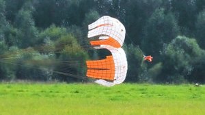 Откуда при посадке появляется тормозной парашют у военного самолёта?