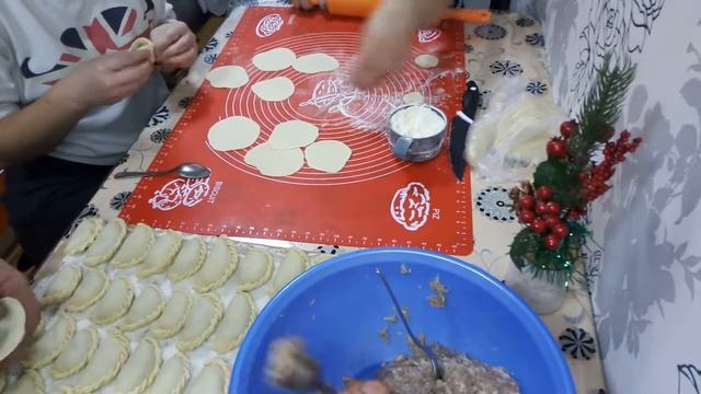 ПЕЛЬМЕНИ ДОМАШНИЕ/ САМЫЕ НАСТОЯЩИЕ И ВКУСНЫЕ/РУЧНАЯ ЛЕПКА смотреть онлайн