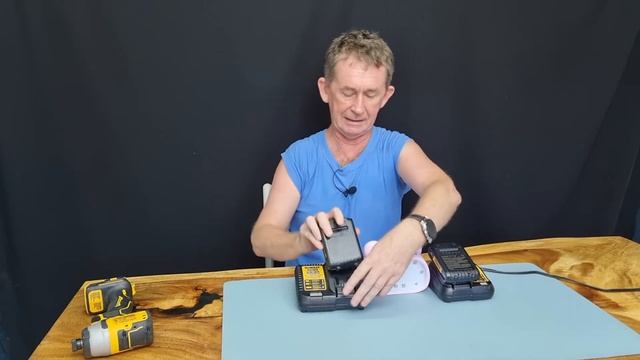 DEWALT DCB115 vs DCB107 - REALTIME Charging Comparison смотреть онлайн