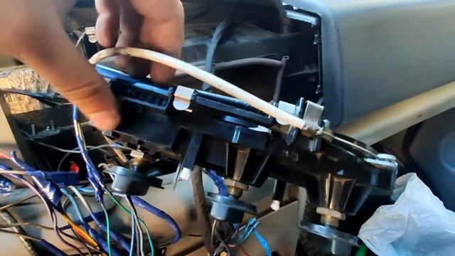 Установка (замена) блока управления печкой ,(регулятор отопителя) Volkswagen Lt 35,Mercedes Sprinte смотреть онлайн